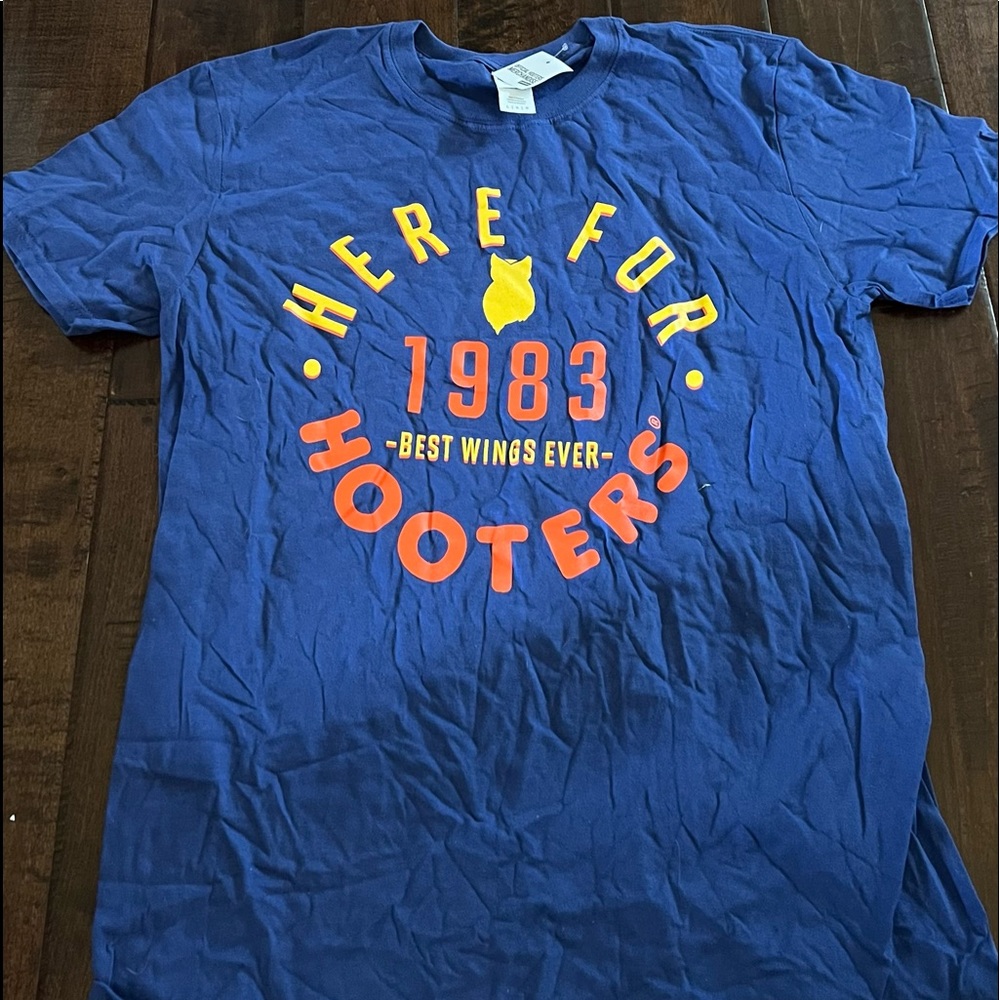 New Hooters tee large